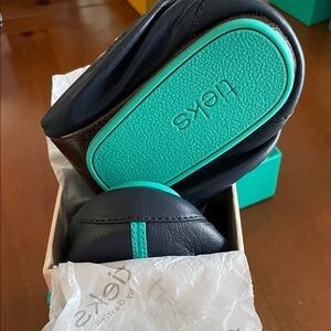 Vionic Navy and Teal Foldable Flats